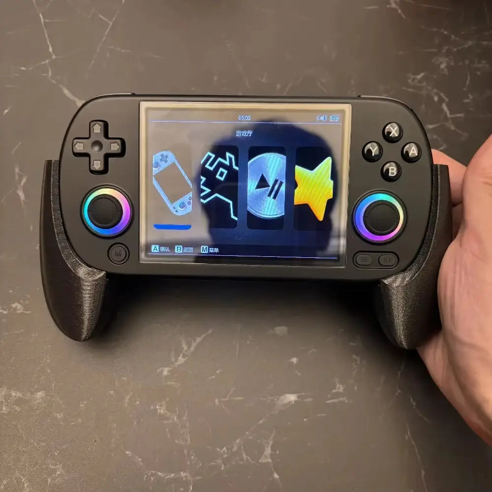 Schwarze tragbare Gaming-Konsole Anbernic RG40XX mit farblich leuchtenden RGB-beleuchteten Analogsticks und einem Touchscreen, der Spielsymbole anzeigt, mit ergonomischem Handgriff.