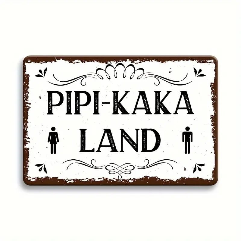 rustikale weiße Vintage-Metall-Wandschild-Dekoration für das Badezimmer mit schwarzer verwitterter Beschriftung und dekorativen Verschnörkelungen, mit „pipi-kaka land“, flankiert von männlichen Toiletten-Symbolen.