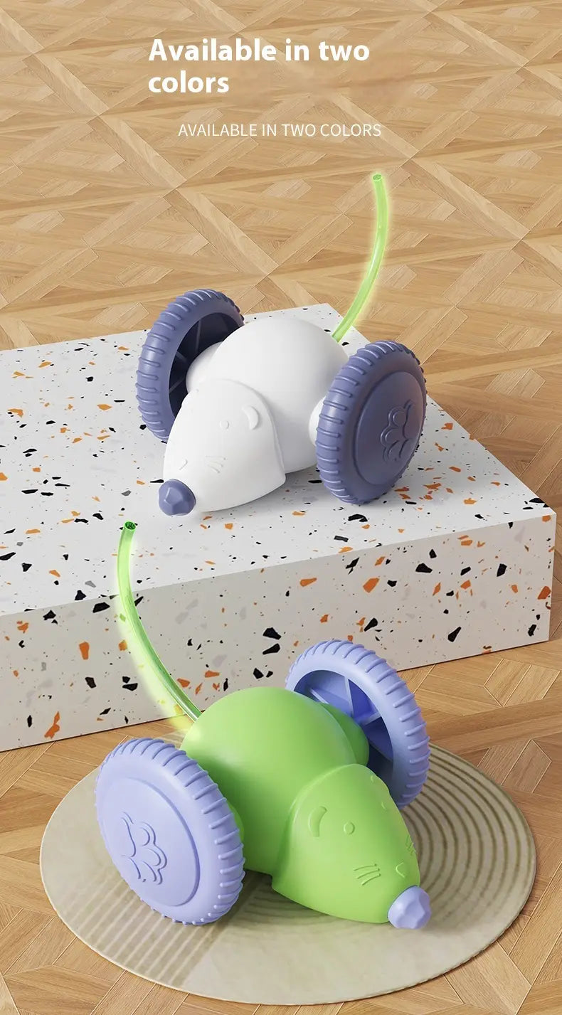 動物玩具のタイプに属する、紫のホイールとアンテナを備えた白と緑のプラスチック製の猫用充電式電動マウストイです。