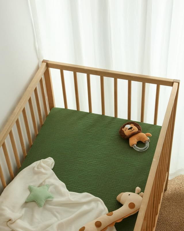 grünes, strukturiertes Baumwollmuslin-Babybettlaken für die Babyausstattung im Bett, aus einem weichen, atmungsaktiven Material
