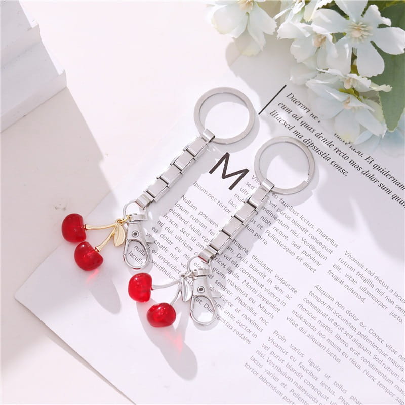Llavero con dije de eslabones italianos plateado con dijes de cereza roja para uso personalizado en bricolaje.