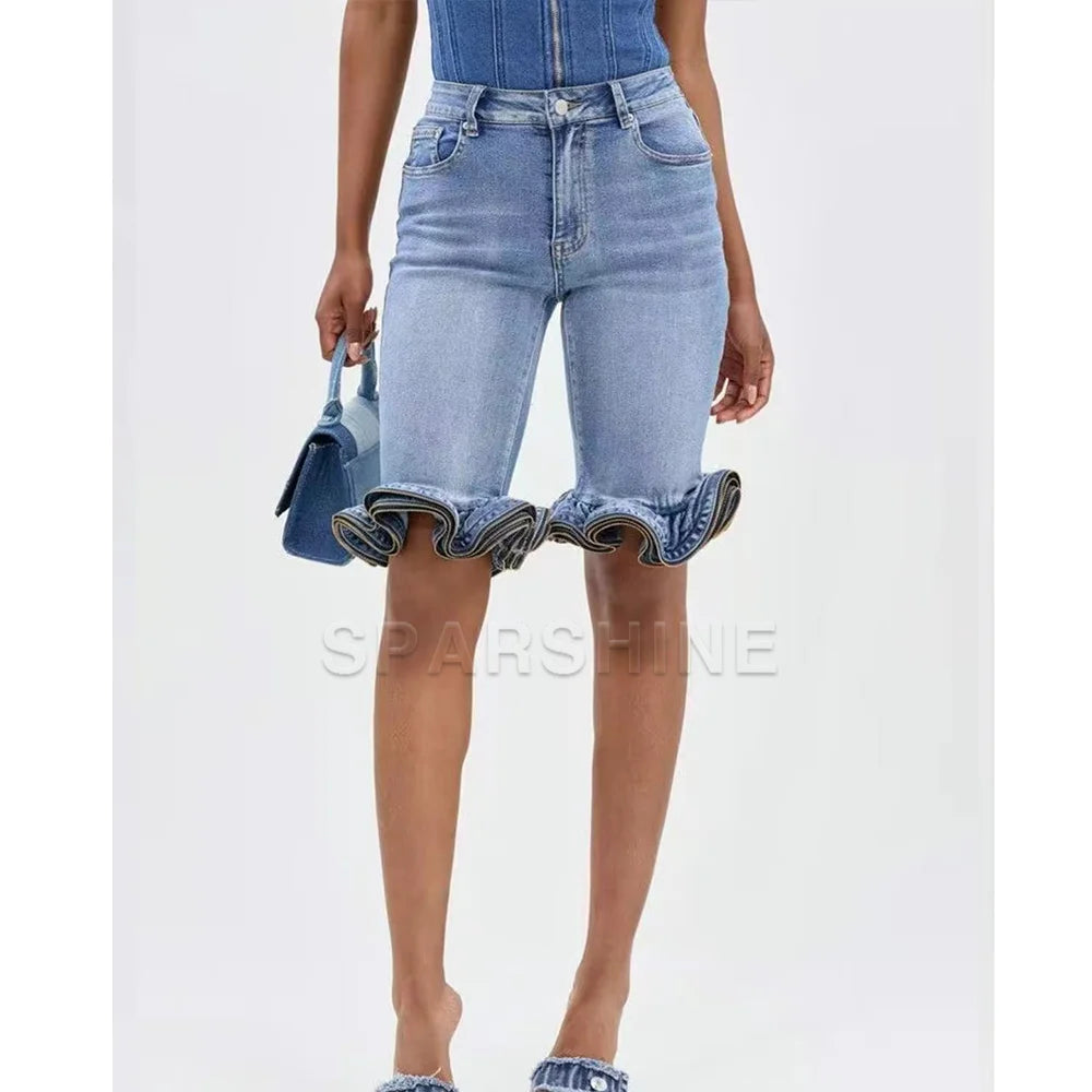 Short en jean à volant en bas bleu foncé, avec taille taille haute et ourlet à volants ludique, réalisé dans un matériau à lavage clair.