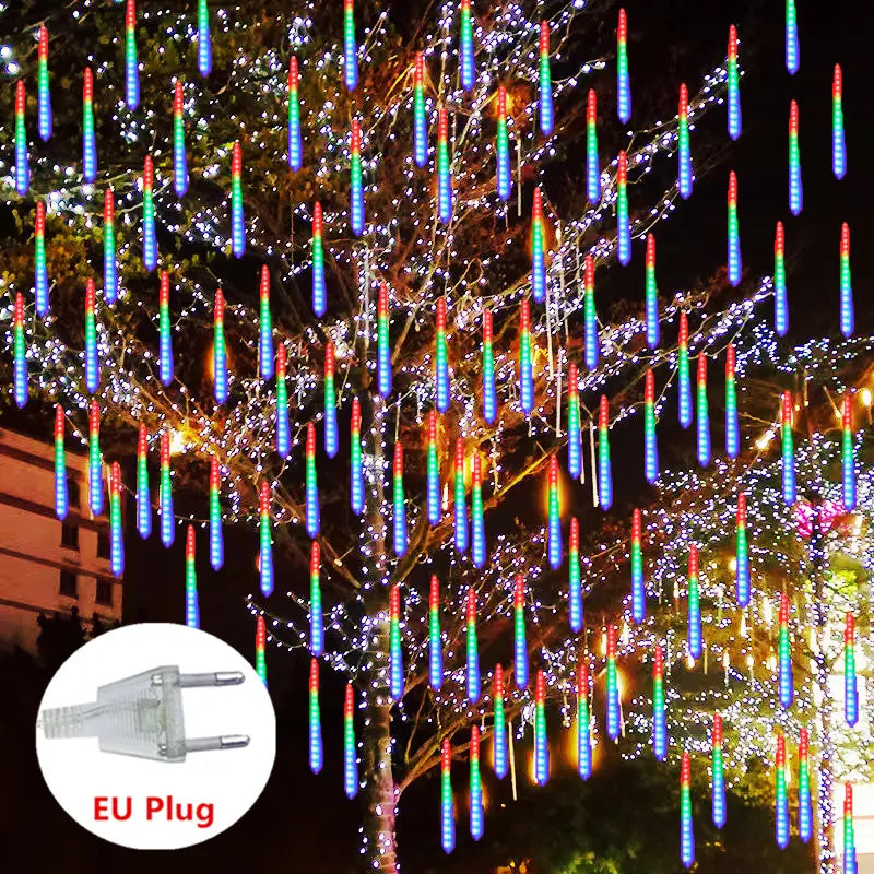 LED-Meteorschauer-Regen-Lichterkette mit regenbogenfarbenen LEDs, die von einem Baum für die Dekoration in Innen- und Außenbereichen herabhängen