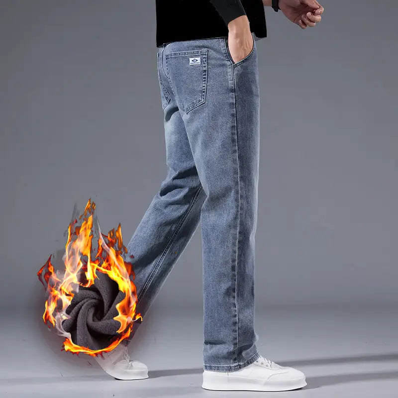 Jeans rétro délavés coupe droite ample pour hommes en denim clair, montrés depuis l’arrière, avec un empiècement de marque visible sur la poche et un visuel illustré de flammes sur la doublure intérieure foncée, mettant l’accent sur la chaleur.
