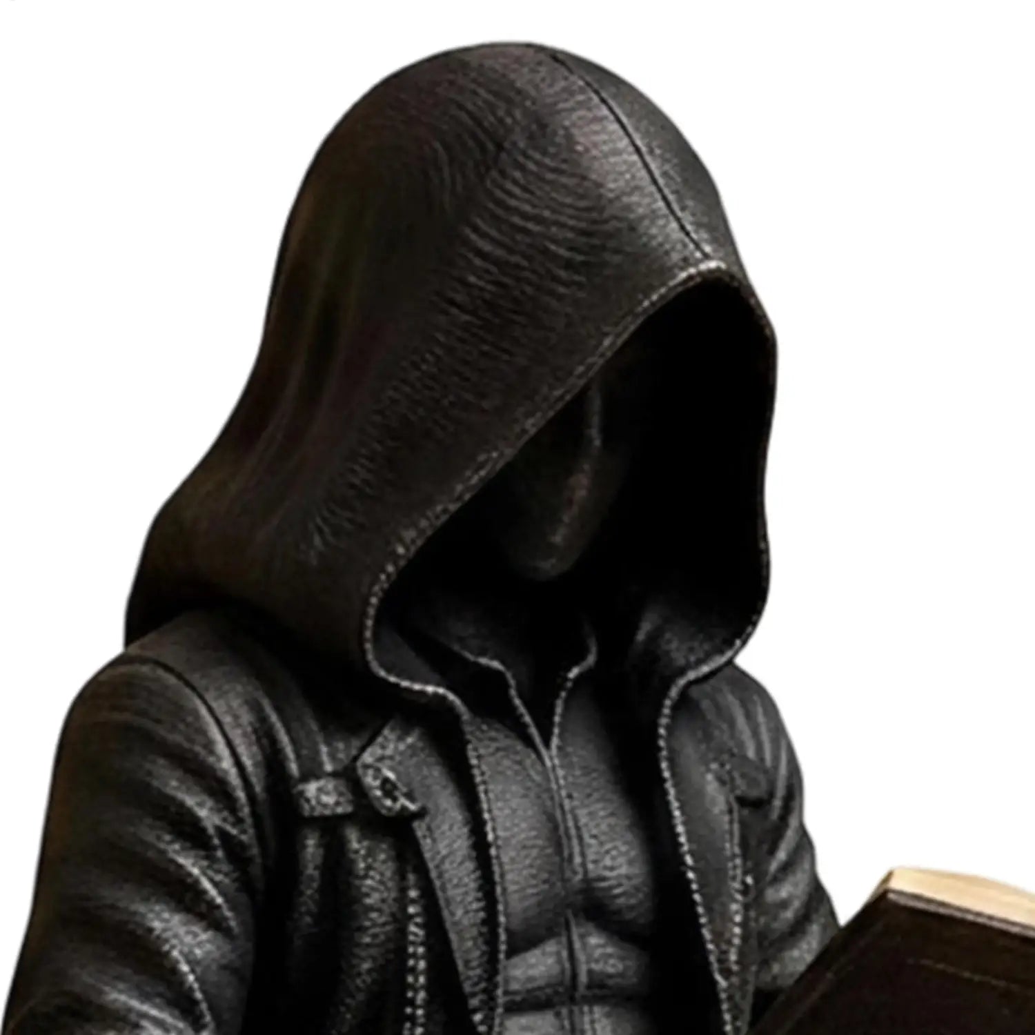 schwarze lederartige Kapuzenjacke mit detaillierter Nahtführung und strukturierter Oberfläche, dargestellt an der Gothic-Leserfigur der unheimlichen Bücherregal-Statue.