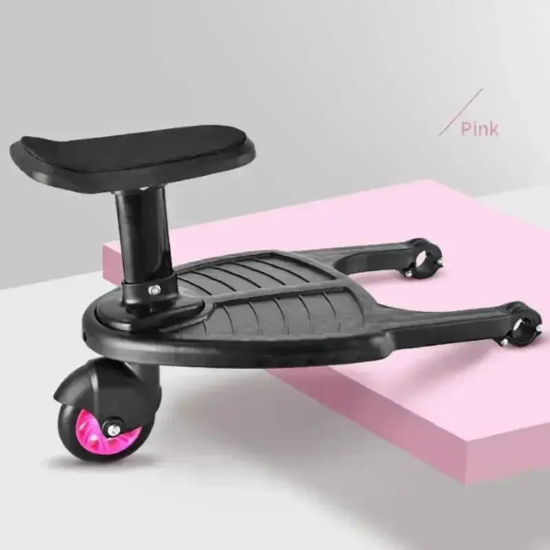 Schwarzer Kinderwagen-E-Scooter/ Roller für Kinder als Fahrbrett, mit abnehmbarem gepolstertem Sitz und rosafarbenen Rädern, dargestellt von der Rückseite