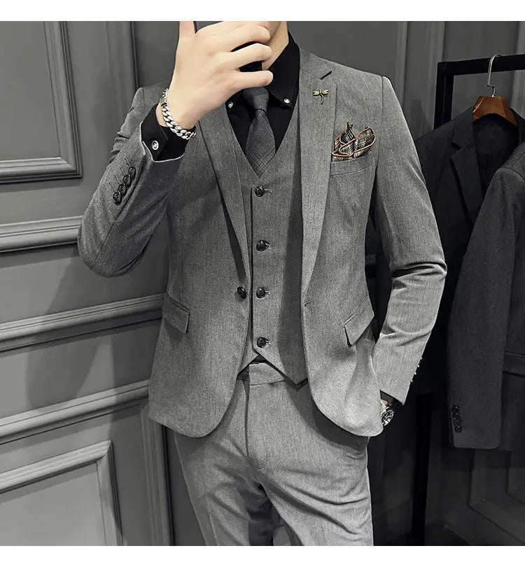 Ensemble de costume slim fit pour homme en laine grise texturée, comprenant une conception trois pièces avec 9 pantalons courts à la cheville, associé à une chemise noire et une cravate, avec un type de fermeture par boutons.