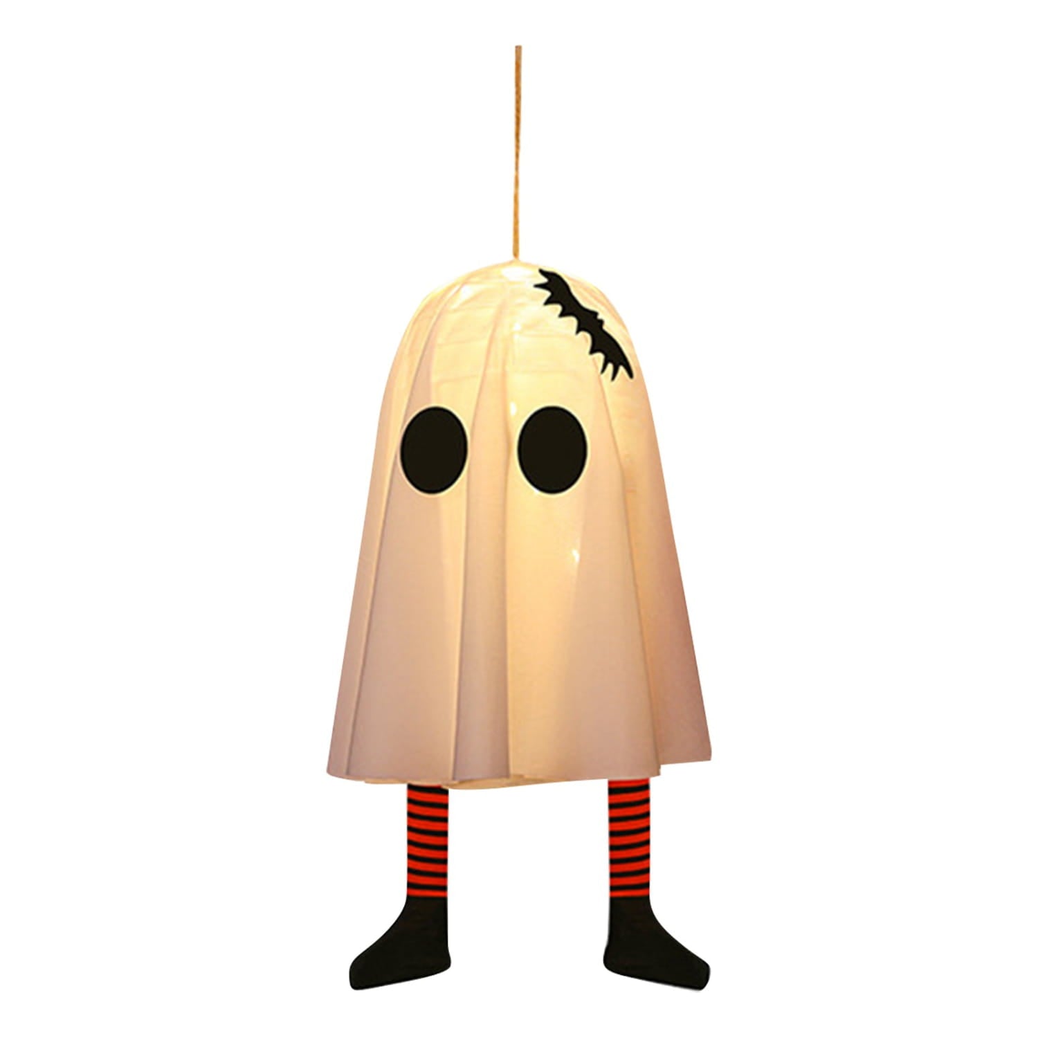 Ein verspielter geisterförmiger Deko-Anhänger in cremefarbener Ausführung für die Halloween-Party mit schwarzen runden Augen, einem genähten Fledermaus-Detail auf dem Kopf, rot-schwarz gestreiften Beinen, schwarzen Füßen und integrierten Märchenlichtern.