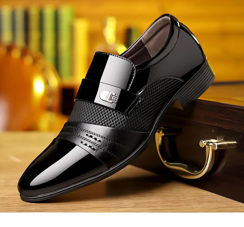 Zapatos de vestir de punta afilada de lujo para hombre en charol negro con acabado brillante, panel de malla texturizado y detalle de hebilla en tono plateado.