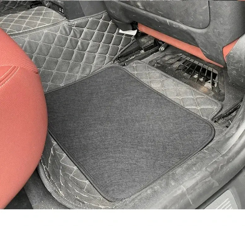 Juego de alfombrillas para el piso del automóvil con rombos negros para la parte delantera y trasera, con material acolchado color gris oscuro, superficie texturizada y bordes cosidos.