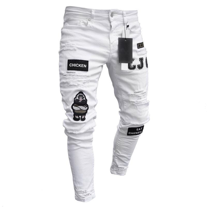 Jeans skinny déchirés slim hip-hop pour hommes, brodés, en denim blanc vieilli, présentant des patchs noirs avec du texte sur le thème du poulet et une appliqué de gorille en dessin animé.