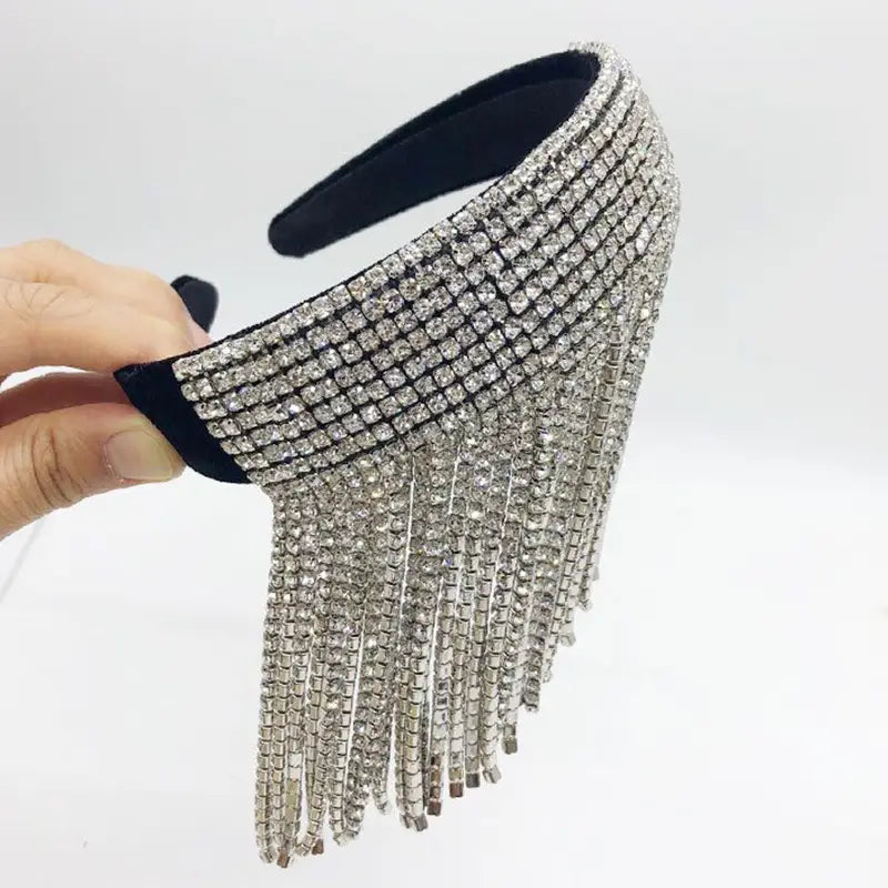 Bandeau en perles et strass orné d’une frange scintillante en strass argenté, avec une bande intérieure en velours noir, conçu pour une tenue de mariée élégante.