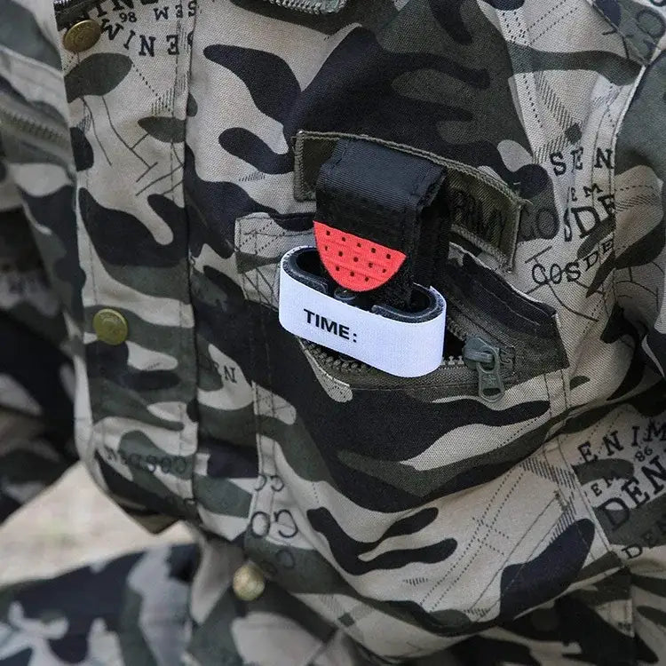 Taktisches Kampf-Tourniquet-Notfallmedizin-Gürtelset mit einem weißen Armband mit dem darauf gedruckten Wort „time“, einem roten perforierten Riemen und schwarzen Stoffschlaufen.