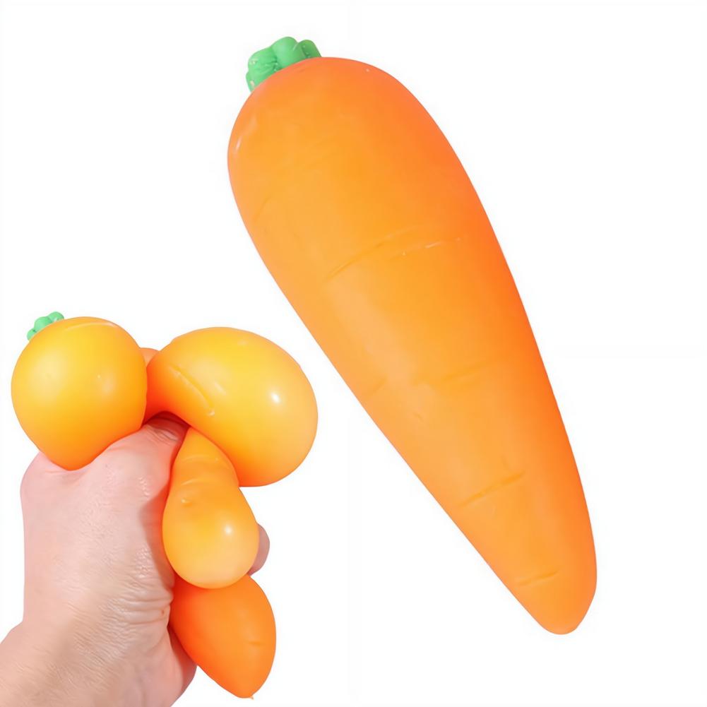 Juguete de estrés blando y esponjoso en forma de zanahoria naranja de elevación lenta, hecho de silicona suave, con parte superior verde diseñada como pelota antiestrés.