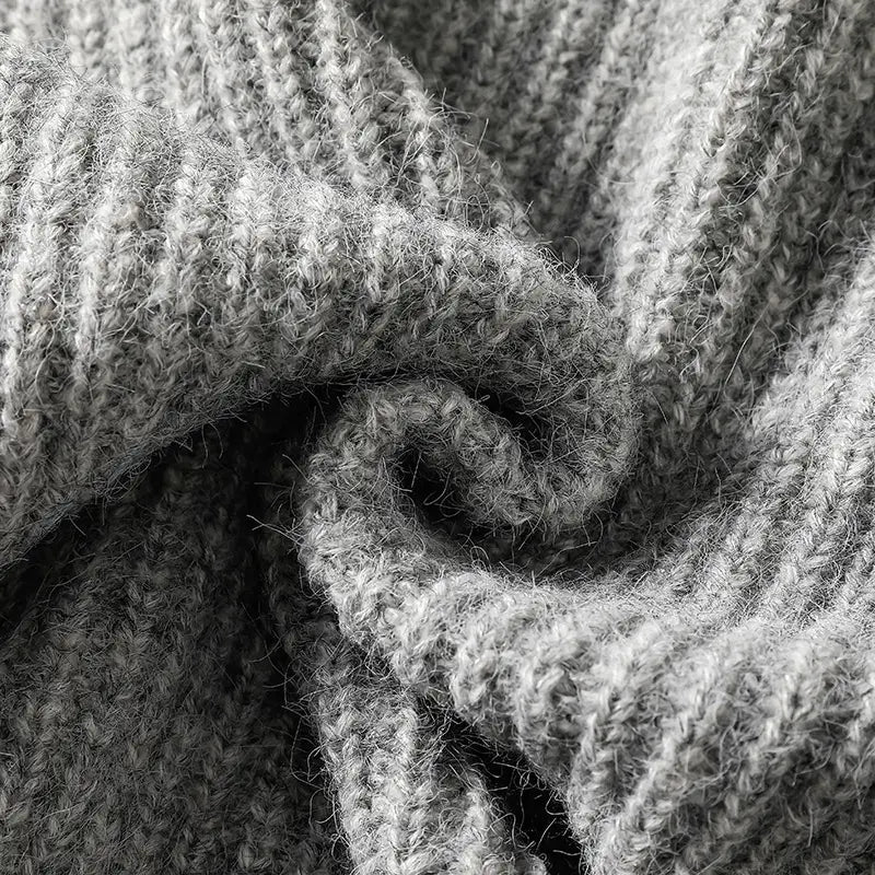 Gemütlicher strukturierter grauer Strickschal mit weichem, flauschigem Finish, passend zum Herren-V-Ausschnitt-Strickcardigan