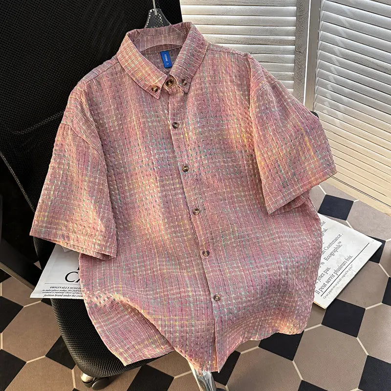 Camisa de verano para hombre retro de manga corta con cuadros estilo plaid en rosa suave y beige, con ajuste relajado y parte delantera abotonada.