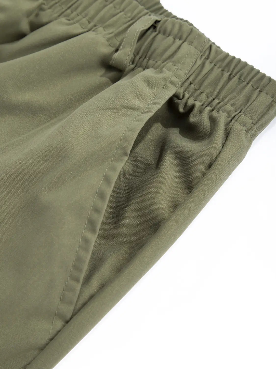 Olivgrüne Baumwoll-Herren-Cargo-Hose, leger, mit mehreren Taschen, mit elastischem Bund und Seitentasche.