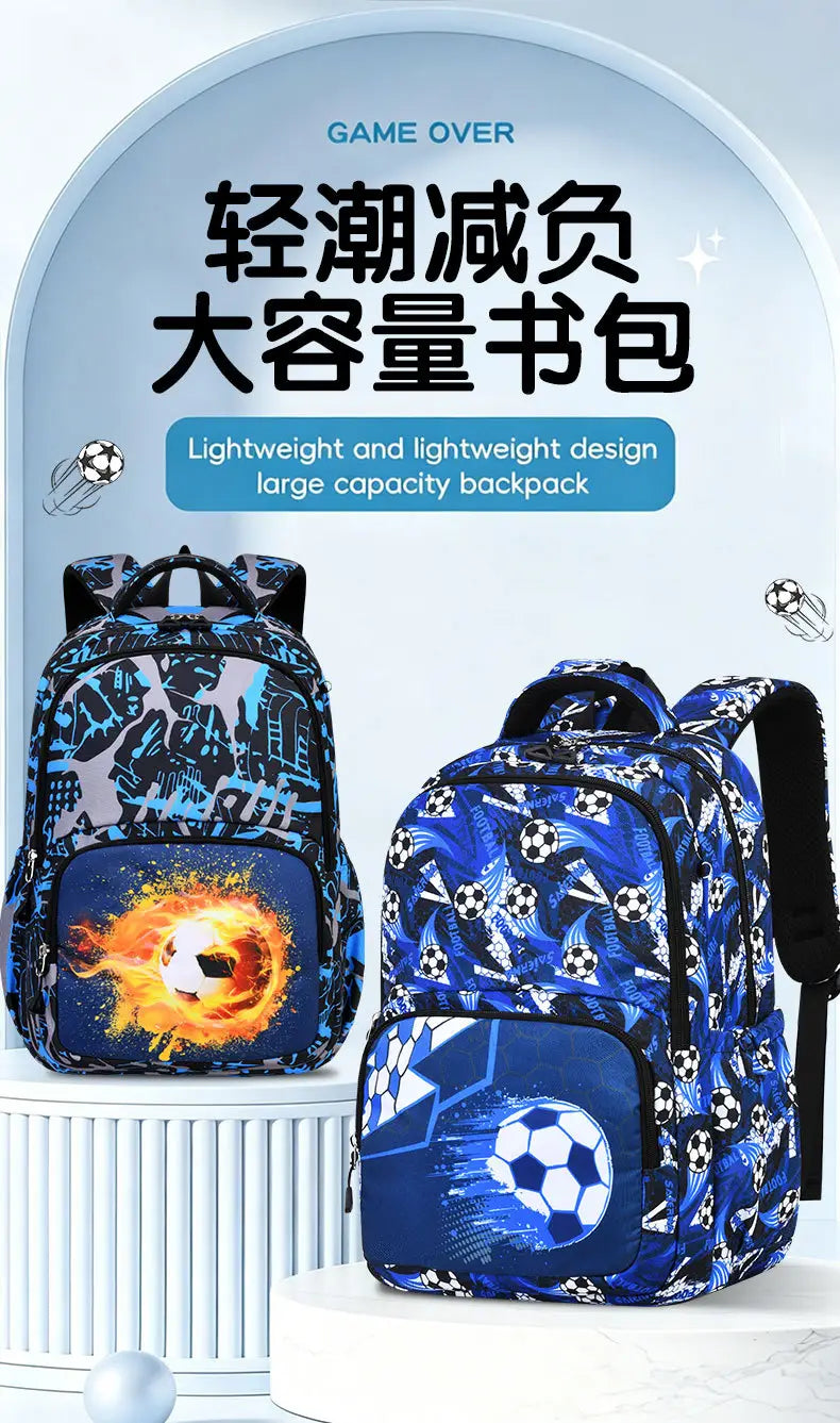 Blaues Jungen-Fußball-Schulrucksack-Set mit drei Teilen mit schwarzen Trageriemen und lebhaften Fußballgrafiken für Sport und Schule.
