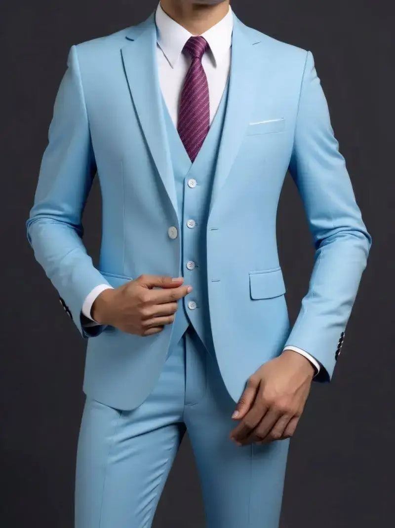 Traje de tres piezas de hombre color azul claro, con corte a medida, que presenta tipo de cierre de un solo pecho y chaleco y pantalones a juego en tejido liso para vestir formal
