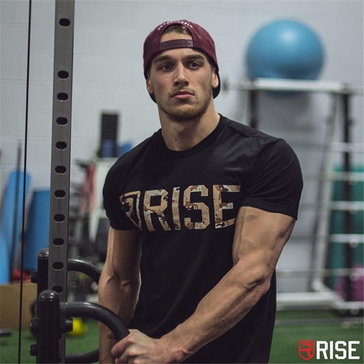 Schwarzes Herren-Workout-T-Shirt mit Gold-Rise-Logo; mit einem Rise-Aufdruck im Camouflage-Stil auf der Brust.