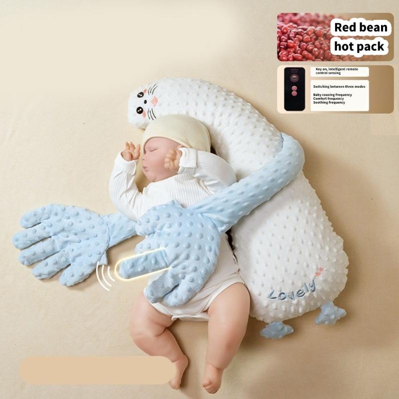 Sanfte blau strukturierte Baby-Schlafhilfe als Plüschhandpuppe mit plüschigen Armen und einem Kätzchen-Gesichtskissen zur tröstenden Beruhigung von Säuglingen.
