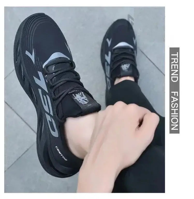 Chaussures de sport décontractées à enfiler pour homme, athlétiques, en noir, avec marquage argenté audacieux et semelle texturée massive conçue comme chaussures de course respirantes pour un usage décontracté.