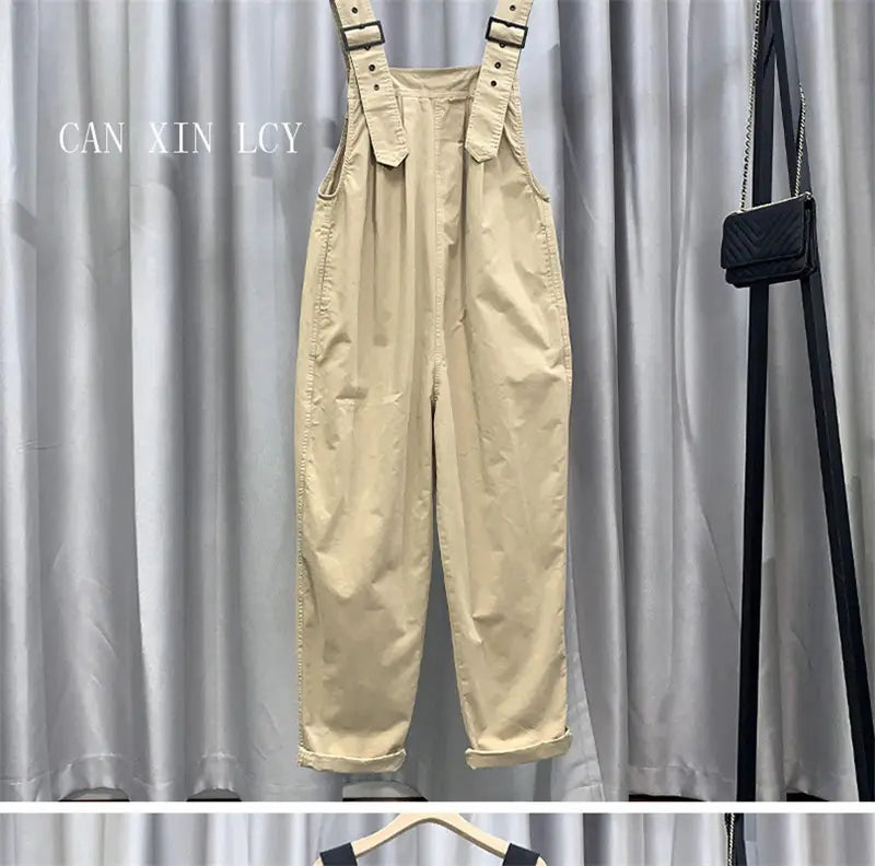 Combinaison salopette en coton beige pour femmes, avec bretelles réglables et poignets retroussés en matériau en toile.