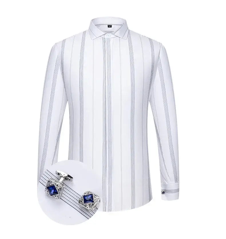 Chemise habillée blanche à poignets français, avec des rayures verticales grises et des boutons de manchettes argentés assortis, présentant des pierres bleues carrées.