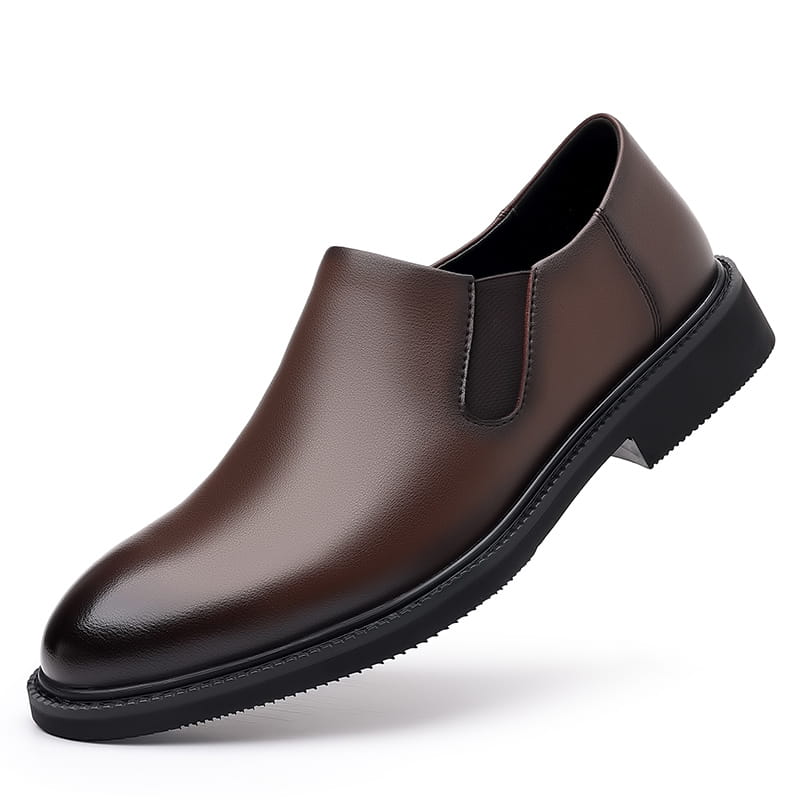 Chaussure habillée à enfiler pour hommes en cuir marron, avec finition polie et élégante et semelle en caoutchouc noir.