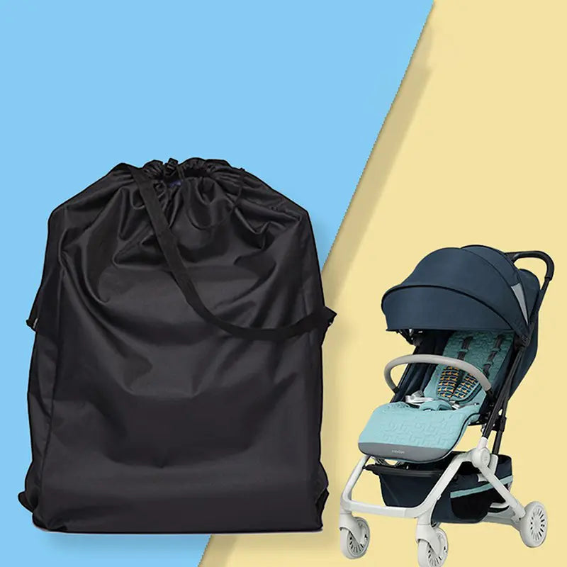Schwarzer, wasserdichter Kinderwagenbezug mit Kordelverschluss aus robustem Material, von der Rückseite dargestellt, zur Verwendung als Reisetaschen-Rucksack