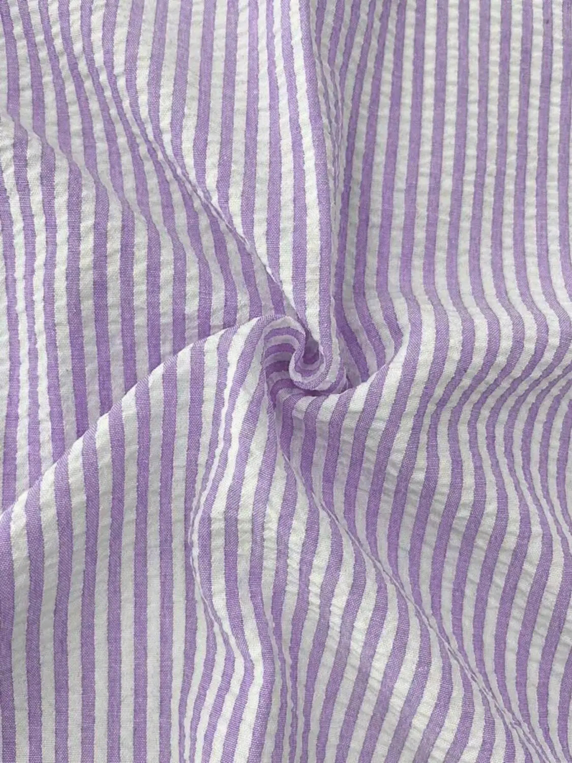 chemise décontractée boutonnée manches longues à rayures bleues pour homme fabriquée dans un coton à rayures verticales violet et blanc, avec un tissage texturé discret