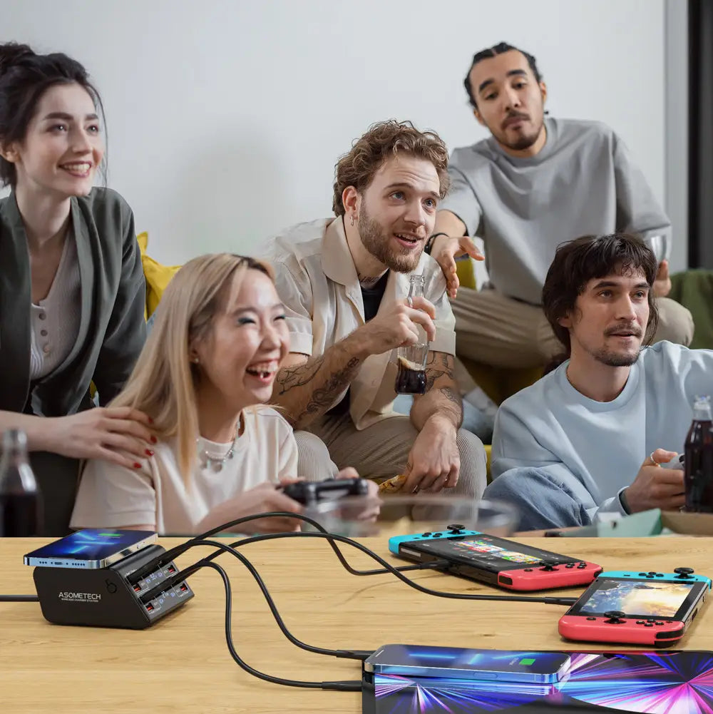 Station de charge USB 8 ports 100 W noire Asometech avec charge sans fil et plusieurs ports USB, dont une sortie 5 V/3 A et jusqu’à 24 W maximum, connectée à des consoles de jeu