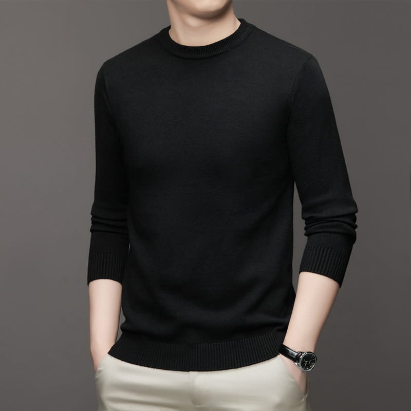 Klassischer Herren-Strickpullover mit Rundhalsausschnitt in Schwarz mit langen Ärmeln, gerippten Bündchen und Saum, gefertigt aus weichem Strickmaterial.