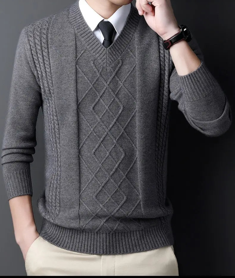Herren-V-Ausschnitt-Strickpullover in Grau mit Diamant- und Zopfmuster-Designs, entworfen als lässiger Winterpullover.