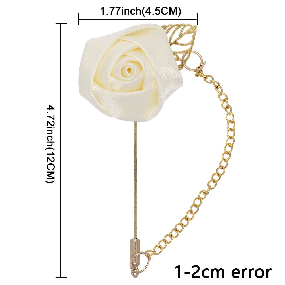 Boutonnière de rose bordeaux comportant une épingle de revers élégante en rose en satin ivoire, avec une chaîne en métal à tons dorés et un accent feuillu.