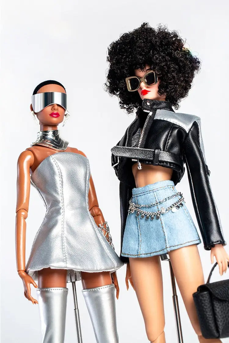 Silbermetallisches Kleid mit einer eleganten, körperbetonten Silhouette und subtiler Struktur, dargestellt in 1/6-Skala futuristischer Puppenbekleidung und Accessoires.
