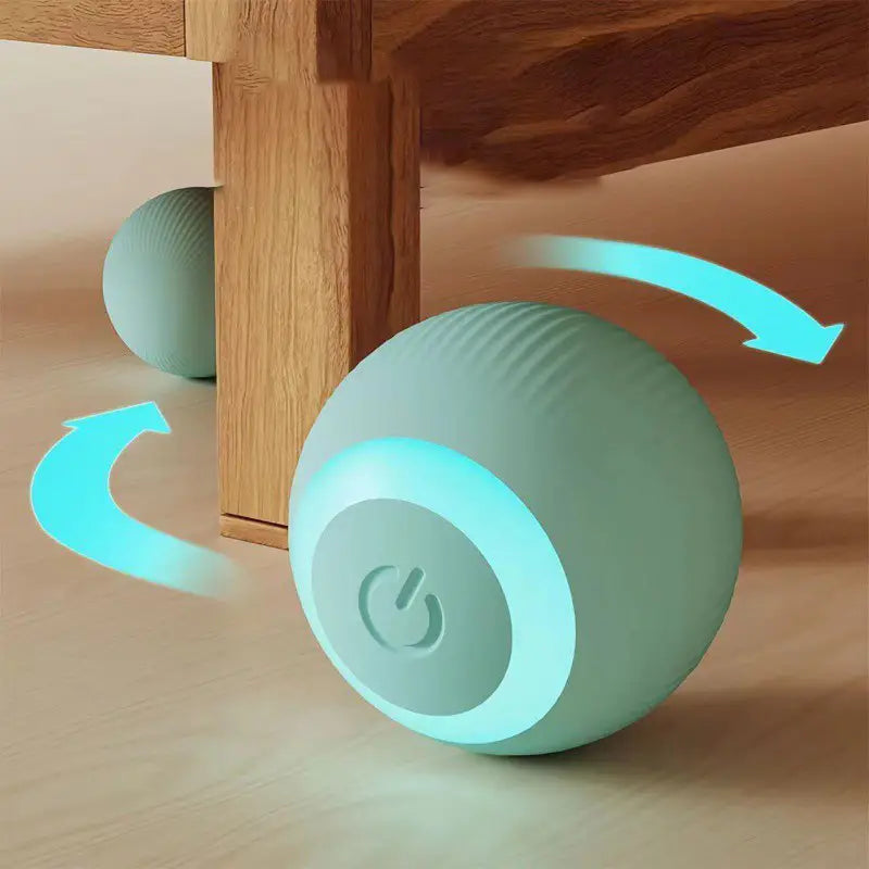 Una bola de juguete para gato esférica automática con rodadura, mate, de color verde menta, interactiva, con un anillo de botón de encendido azul luminoso y una textura acanalada sutil.