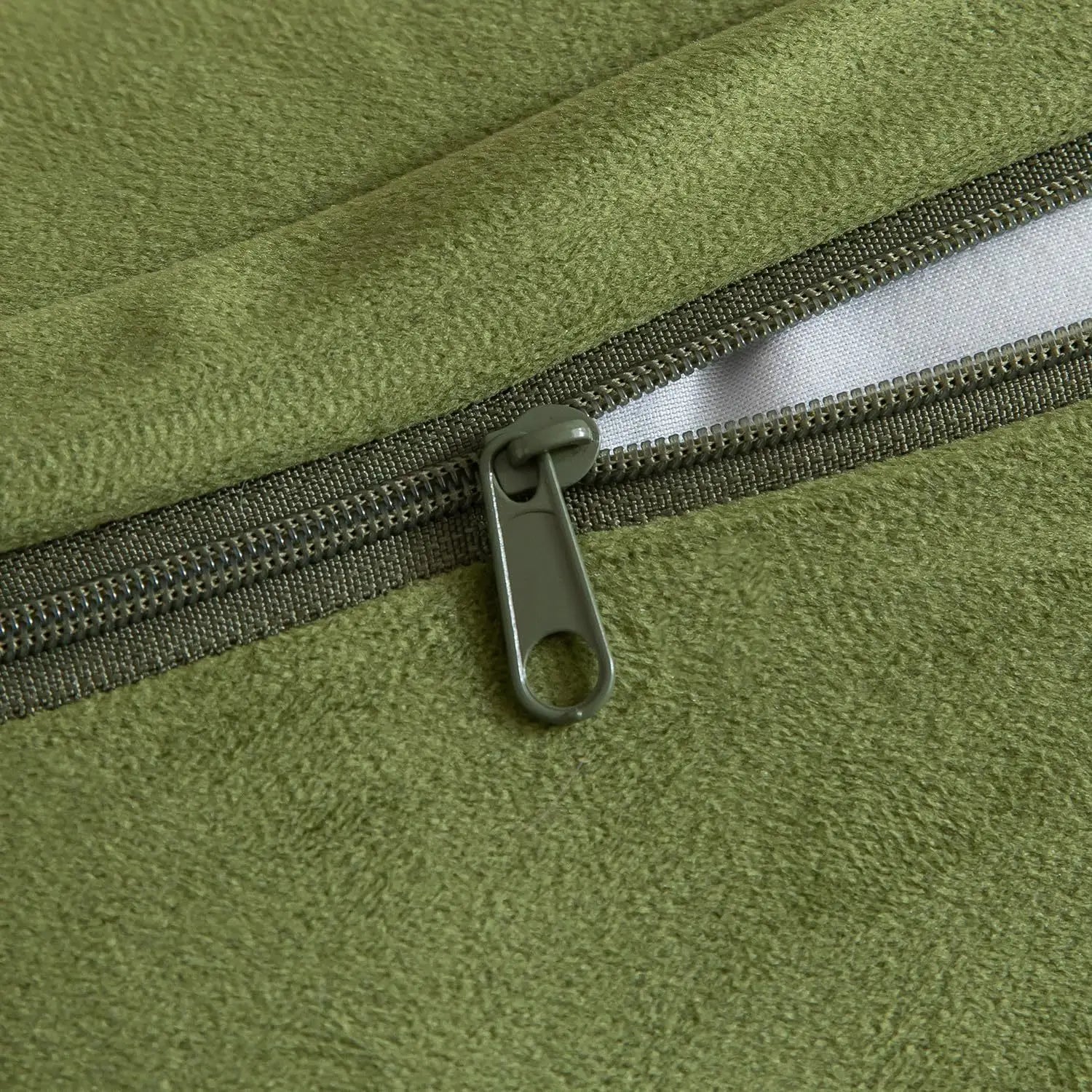 81q-hxd1kYL._AC_SL1500_.jpg Fermeture éclair en polaire vert olive avec languette métallique assortie et détail de ruban en tissu blanc sur le côté arrière de la housse de coussin d’appoint en chenille, coussin décoratif texturé