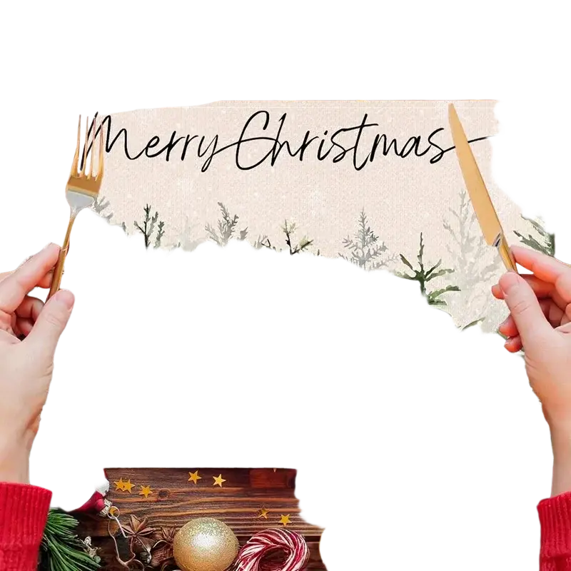 Fourchette et couteau dorés tenant une pancarte « Joyeux Noël » avec un motif d’arbre enneigé, sur des dessous de table de sapin de Noël, ensemble de napperons de table de fête.
