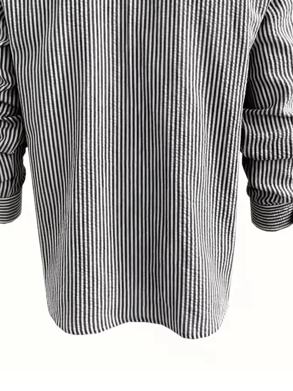 chemise décontractée boutonnée manches longues à rayures bleues pour homme présentant un tissu noir et blanc à rayures verticales, à texture texturée discrète