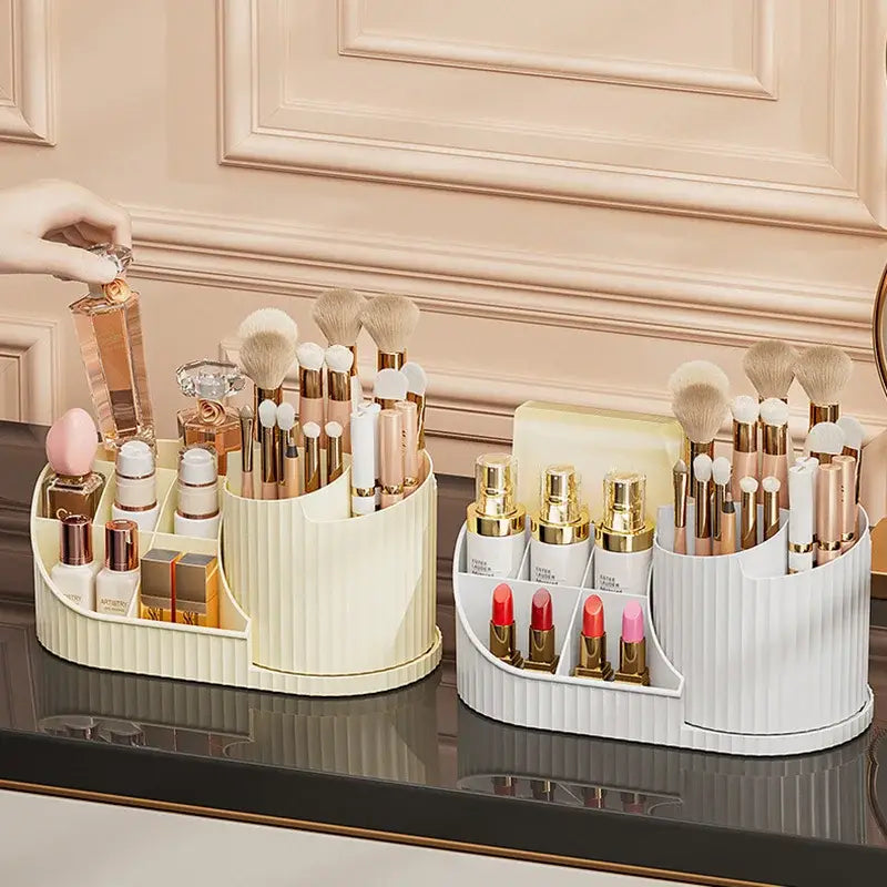 Organisateur de maquillage rotatif en plastique côtelé de couleur crème, avec grande capacité et plusieurs compartiments pour les pinceaux et les rouges à lèvres.