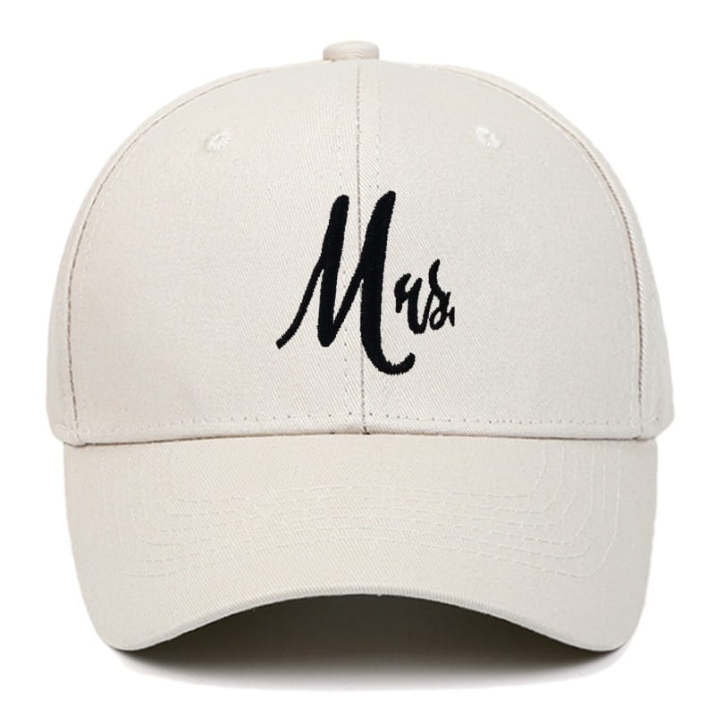 Casquette de baseball beige avec broderie noire de « MRS » en script, issue des chapeaux parentaux « Mr et Mrs » brodés pour couples.