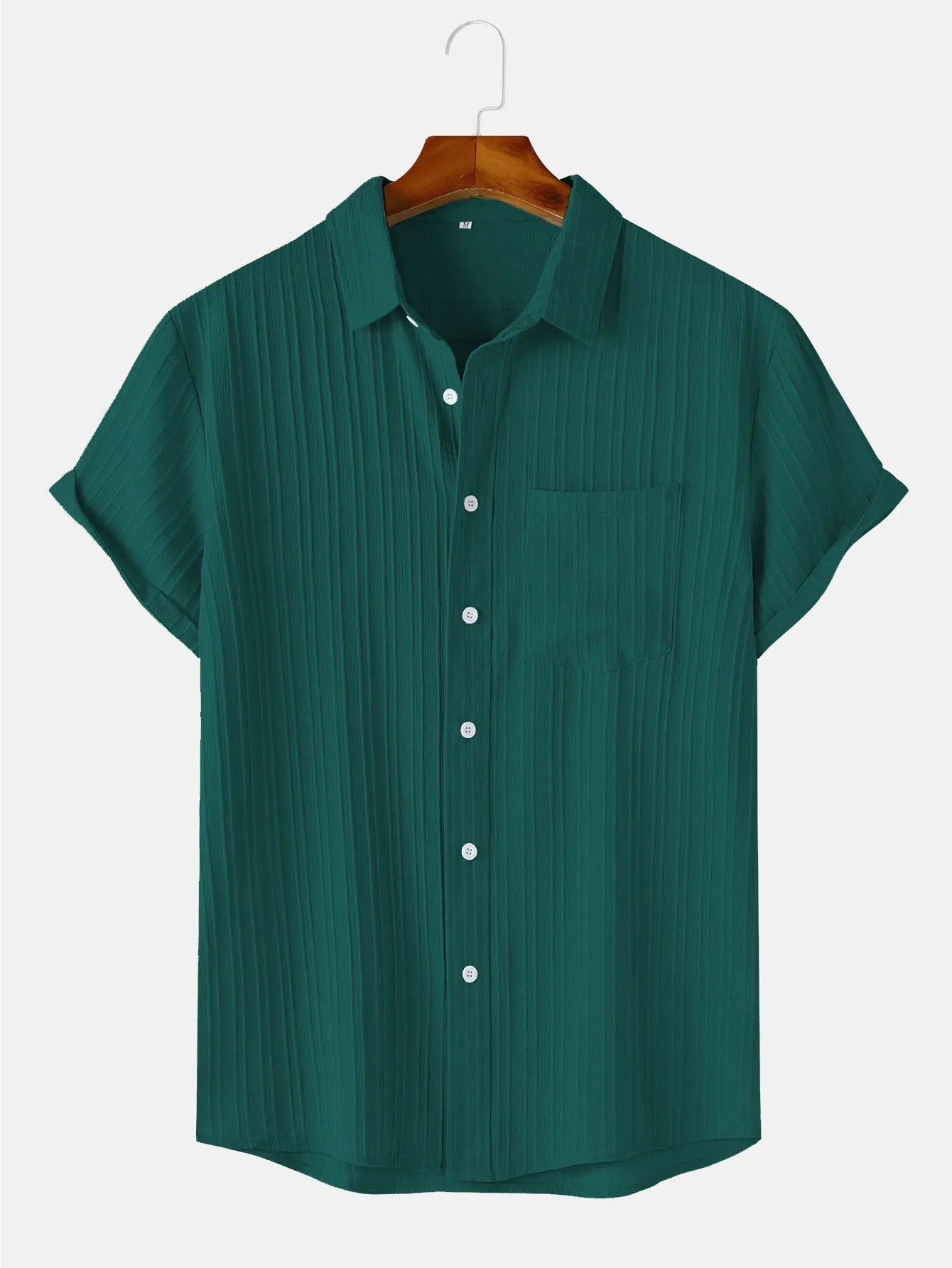 Chemise de plage pour homme à manches courtes texturée, vert foncé, avec plis verticaux et poche poitrine.
