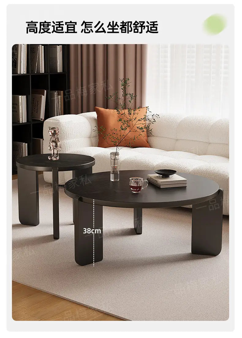 Moderner schwarzer runder Couchtisch mit elegantem, minimalistischem Design und robusten rechteckigen Beinen, ideal für zeitgemäße Wohnbereiche und Verkaufsargumente.