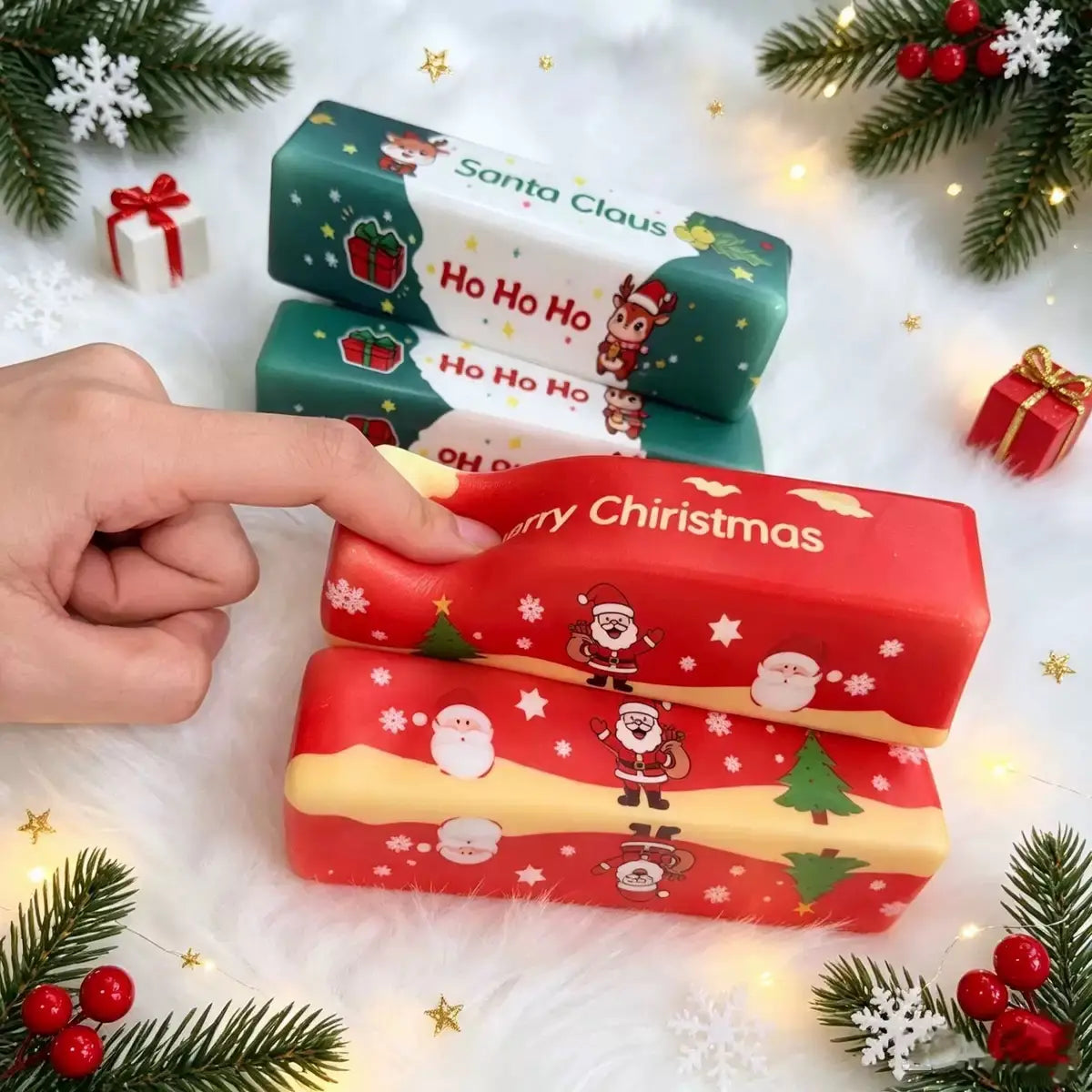 Mantequilla blanda y esponjosa de descompresión lenta en colores rojo y amarillo, con diseños temáticos de Navidad de Santa Claus, renos y copos de nieve para aliviar el estrés.