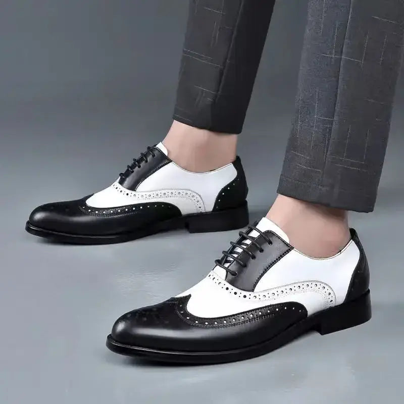 Zapatos de vestir Oxford tipo brogue bicolor para hombre en cuero negro y blanco con perforaciones decorativas