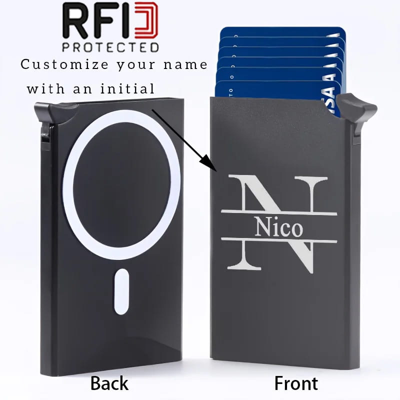 Portefeuille de carte de téléphone magnétique à blocage RFID personnalisé en noir, avec un monogramme Nico gravé sur l’avant et un coussinet de charge magnétique circulaire blanc au dos.