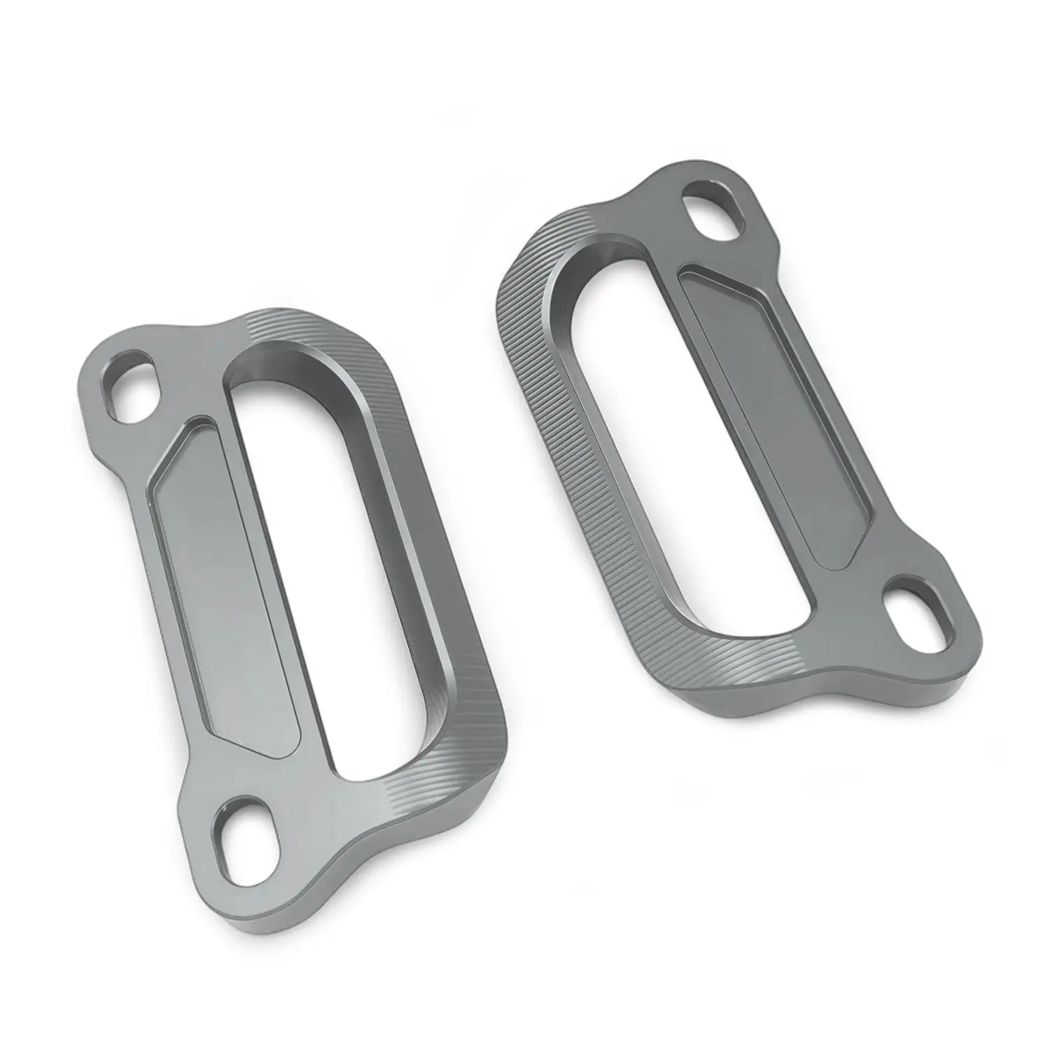 Graue metallic CNC-Gepäckträgergriffe für Cfmoto 675srr mit gebürsteter Oberfläche und eckigen ergonomischen Lenkerendkappen, dargestellt von der Rückseite