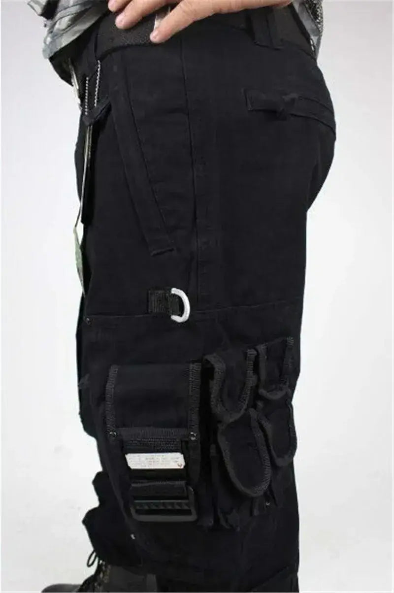 Herren-Tactical-Cargo-Hosen aus Baumwolle mit Camo-Jogger-Optik in Schwarz mit mehreren Taschen und einem weißen Metall-D-Ring.
