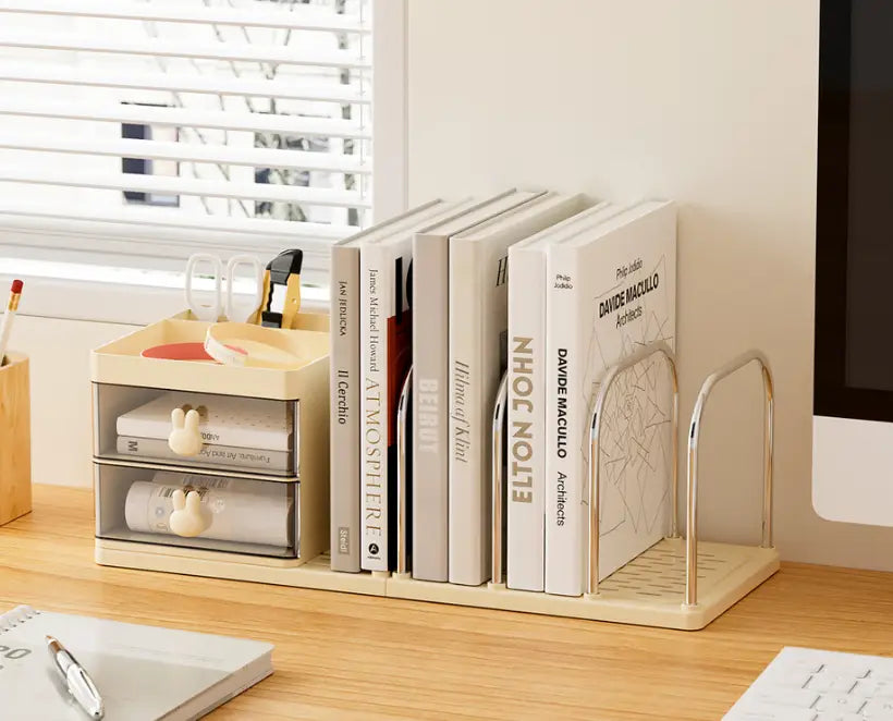 Organisateur de bureau beige pour livres avec horloge, comportant deux tiroirs dotés de compartiments en plastique transparent et de petites poignées en forme de lapin blanc.